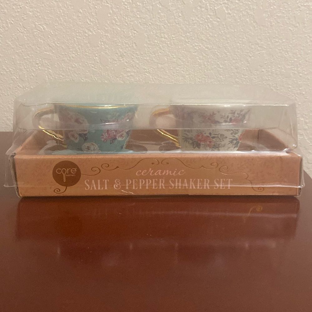 Flowers Tea Cups Slat and Pepper!!!
